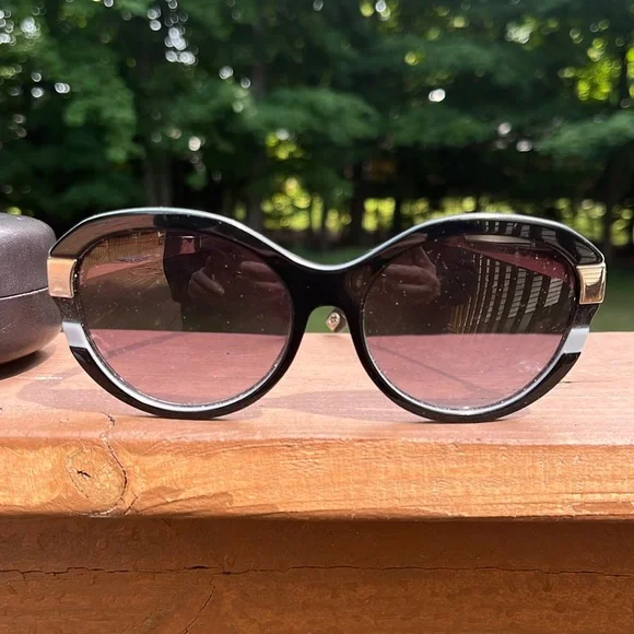 Louis Vuitton (women’s) sunglasses - Picture 1 of 8